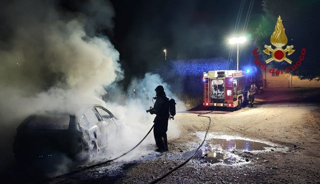 Cagliari. Auto in fiamme nella notte a Sant'Elia