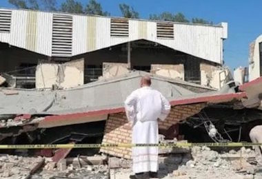 Crolla il tetto della chiesa durante il battesimo: almeno 9 morti e decine di feriti