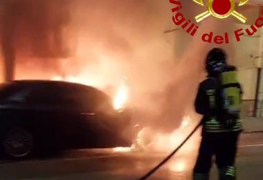 Autovettura a fuoco a Sassari: evacuata un’abitazione