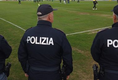 Colpisce poliziotto con un sasso prima di Fiorentina-Cagliari, arrestato tifoso 