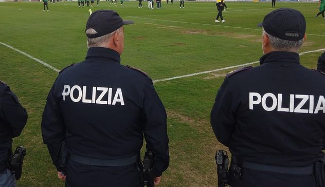 Colpisce poliziotto con un sasso prima di Fiorentina-Cagliari, arrestato tifoso 