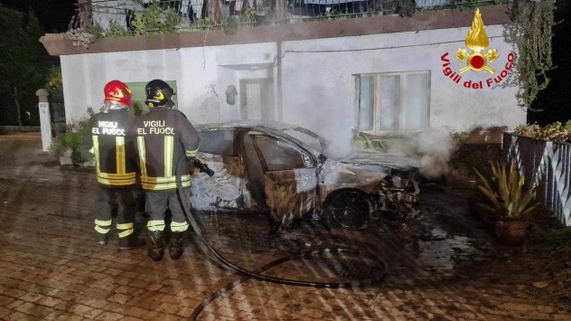 In fiamme un'auto a Gavoi: si indaga per risalire alle cause
