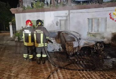 In fiamme un'auto a Gavoi: si indaga per risalire alle cause