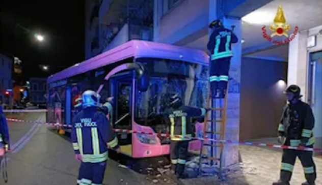 Mestre, un altro autobus senza controllo si schianta: 15 i feriti