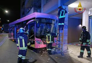 Mestre, un altro autobus senza controllo si schianta: 15 i feriti