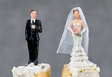 Il neo marito le affonda la faccia nella torta nuziale: sposa chiede il divorzio