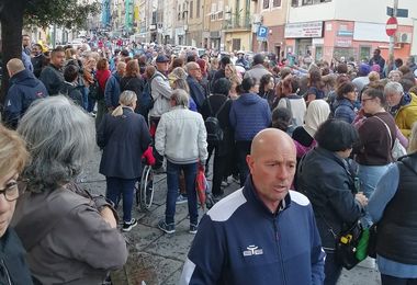 Criminalità a Sassari, migliaia di cittadini protestano nonostante il maltempo