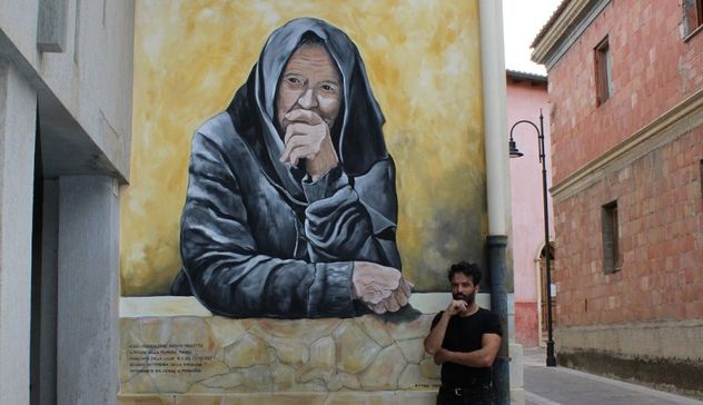 “Un'anziana curiosa” è il nuovo murale di Stefano Pani che abbellisce Muravera