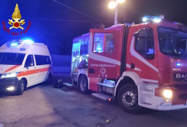 Due appartamenti in fiamme a Tortolì: uomo intossicato dal fumo salvato dai Vigili del Fuoco