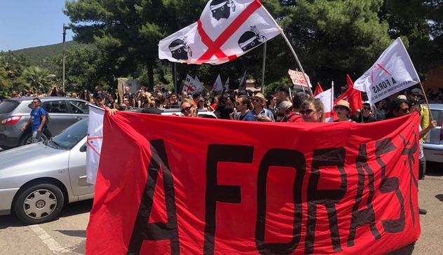 Festa Forze Armate a Cagliari, antimilitaristi in protesta 