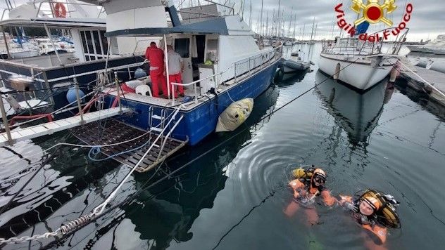 Cagliari, barca ormeggiata al porto rischia di affondare: intervento dei Vigili del Fuoco