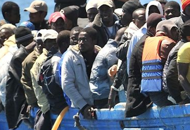 Migranti, nuova ondata di sbarchi a Lampedusa: in meno di 24 ore arrivati in 701