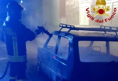 Auto in fiamme nella notte a Bosa: intervengono i Vigili del Fuoco