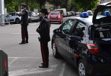 Assemini. I carabinieri intervengono per una lite, un uomo trovato con pietre e un tubo: due denunce