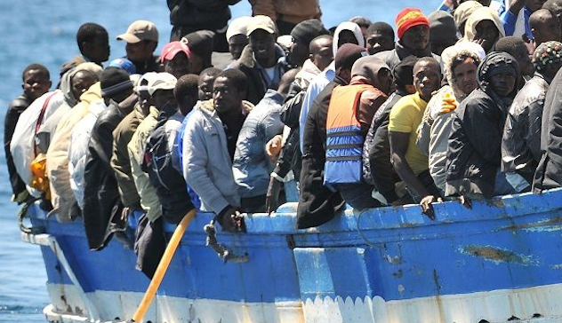 Migranti, nuova ondata di sbarchi a Lampedusa: in meno di 24 ore arrivati in 701