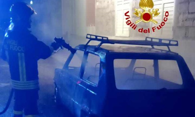 Auto in fiamme nella notte a Bosa: intervengono i Vigili del Fuoco