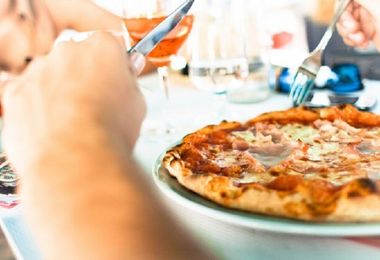 Mangia una pizza poi muore: forse un'intossicazione da botulino