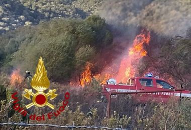 Incendio nella periferia di Olbia: intervengono i Vigili del fuoco 