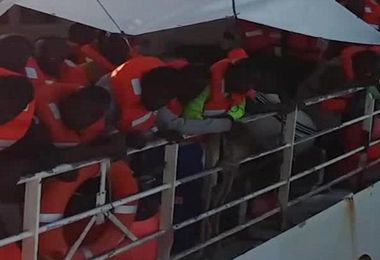 Migranti, nuovo maxi sbarco a Lampedusa: più di 400 su un barcone