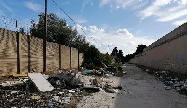 Cagliari, rifiuti nel cimitero di San Michele: la denuncia di Valerio Piga