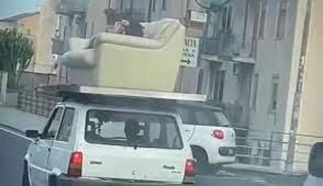 A spasso per Catania sdraiato su un divano sul tetto di una Panda: multato