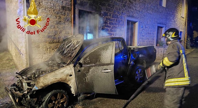 In fiamme un pick-up a Gavoi: si indaga sulle cause