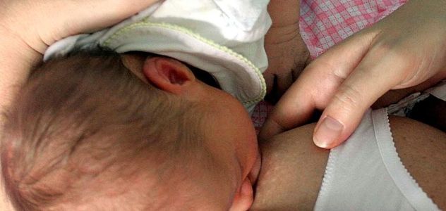 Trovati inquinanti nel latte materno, i consigli dei medici alle mamme