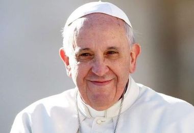 Il Papa ha deciso: “Si ai gay e trans come padrini e testimoni”