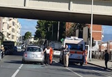 Brusco tamponamento a Cagliari: lunotto sbalzato sull’asfalto
