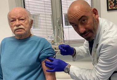 Gino Paoli si vaccina contro il Covid. “Esempio per altri over 80”