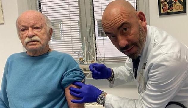 Gino Paoli si vaccina contro il Covid. “Esempio per altri over 80”