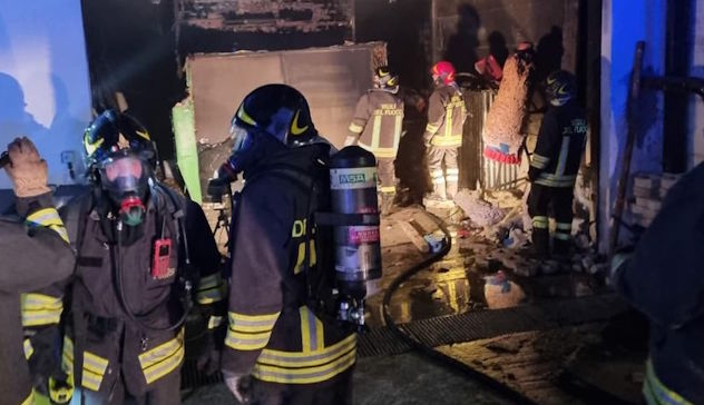 Arzana, magazzino a fuoco: carro allegorico distrutto dalle fiamme