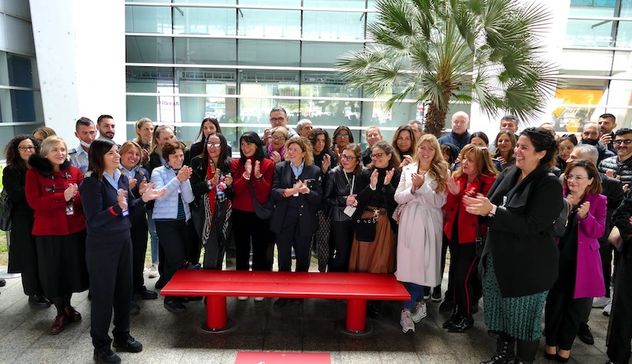 Cagliari, Panchine rosse in aeroporto contro la violenza sulle donne