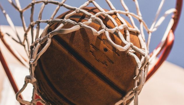 Basket: Dinamo vince contro Scafati 79-76 dopo il ritiro forzato 