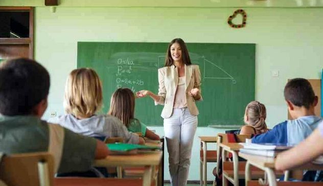 Scuola: bonus natalizio da 1500 euro per insegnanti, presidi e maestri