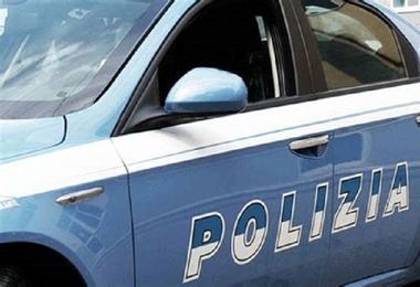 Sassari: graffia e morde cassiera di un market, arrestata una donna