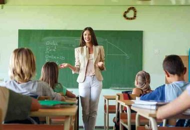 Scuola: bonus natalizio da 1500 euro per insegnanti, presidi e maestri