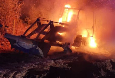 Attentato incendiario nella notte a Siniscola: pala meccanica a fuoco