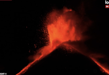 Nuova spettacolare eruzione dell’Etna: fontane di lava altissime