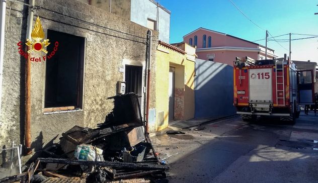 Incendio in un'abitazione a Sanluri: fiamme in cucina