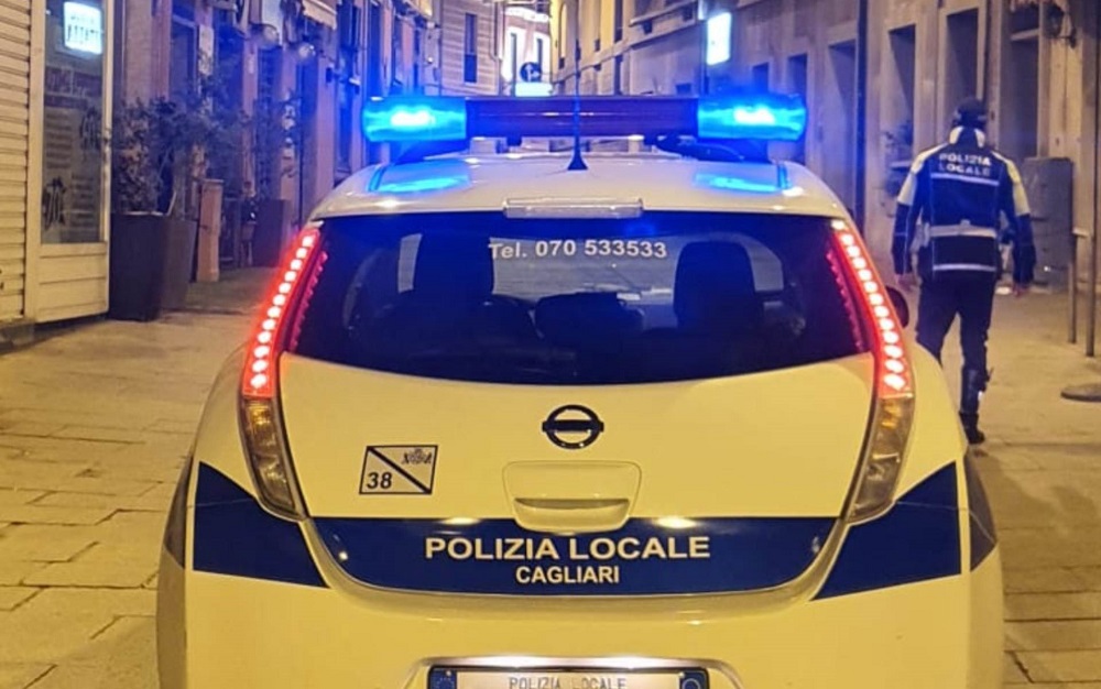 Vandali in azione a Cagliari: ripresi dalle telecamere