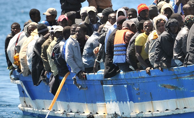 Gommone si ribalta al largo della Libia: morti 61 migranti