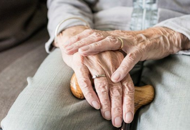 Anziana riceve bolletta da 15mila euro: stroncata da infarto