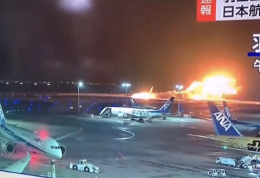 Aereo in fiamme sulla pista a Tokyo, cinque morti