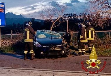 Incidente ad Arzachena: auto esce fuori strada, due feriti