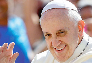 Il Papa e la benedizione delle coppie gay: “Riguarda le persone”