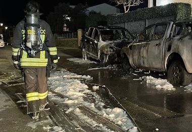 Notte di fuoco a Olbia: incendiate 5 autovetture