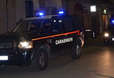 Cagliari. In giro in piena notte con un divano rubato: denunciato