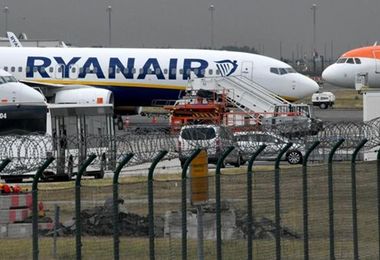 Rissa sul volo Ryanair per le Canarie: pilota costretto ad atterrare, arrestato passeggero