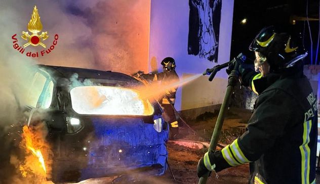 Auto in fiamme a Barisardo: veicolo distrutto nella notte 